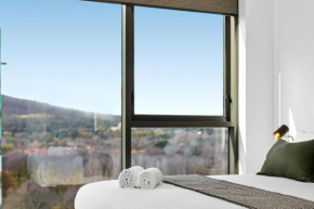Modern CBD Unit with Stunning Balcony Views & Gym, Canberra